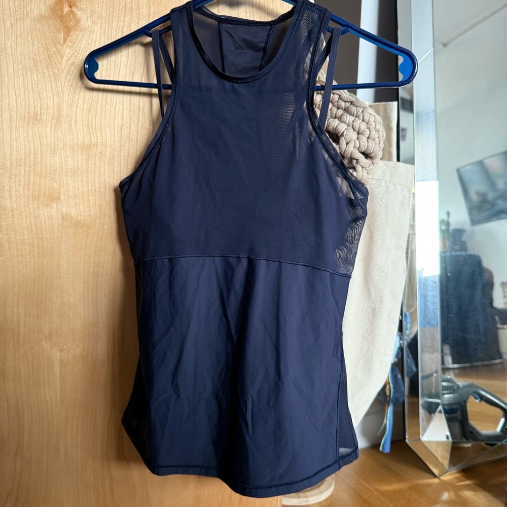 Lululemon Navy Tank w. Built In Bra sz 4 (A/B cup)